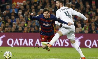 Sergio Ramos y Lionel Messi, durante un encuentro de liga entre Real Madrid y Bar&ccedil;a.