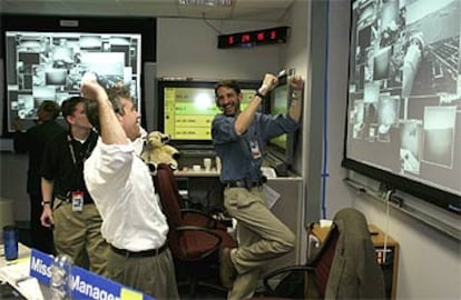 Miembros del equipo del <i>Opportunity</i> saltan de alegría en Pasadena (California) tras recibir las primeras imágenes mandadas por el robot.
