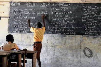 La tasa de alfabetización en Ghana supera el 76% de la población, según datos de 2015 de la UNESCO. El porcentaje de hombres que pueden leer y escribir es superior al de las mujeres: 82% y 71%, respectivamente. Sin embargo, las perspectivas de futuro son alentadoras, ya que la alfabetización de los jóvenes se sitúa en torno al 86% de la población.