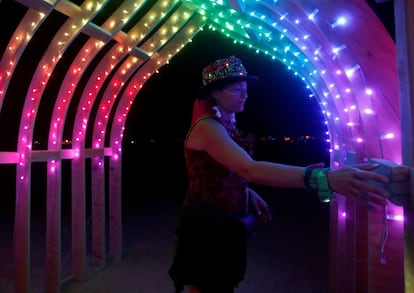 Una visitante explora una instalación artística del festival Burning Man, en el desierto Black Rock de Nevada (EE UU).