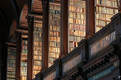 The Old Library, la vieja biblioteca del Trinity College, y su famoso libro de Kells (un manuscrito del siglo IX que recoge los cuatro evangelios con ornamentada caligrafía, y en latín) son parada obligada para quien visite Dublín. El edificio, construido en el siglo XVIII, tiene una sala principal, Long Room (Habitación Larga, en la imagen), donde reposan las obras más antiguas en recias estanterías que forran las paredes. En una vitrina se expone el arpa más antigua que se conserva en Irlanda, realizada en roble y sauce, con cuerdas de bronce. La biblioteca posee la mayor colección de manuscritos y libros impresos del país. tcd.ie/library