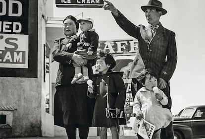Tras haber visitado el Cactus Drugs, el negocio que se ve al fondo, para comprar un helado para las hijas mayores, una familia de indios nativos americanos disfruta de una excursión de domingo en el pueblo de carretera de Vaughn, ubicado en Nuevo México. El padre señala a su mujer y a sus pequeños alguna atracción turística. Walt Wiggins realizó esta fotografía en 1940.