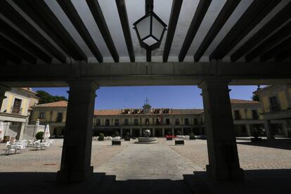 Plaza Mayor de Brunete (Madrid), con el Ayuntamiento de la localidad al fondo.