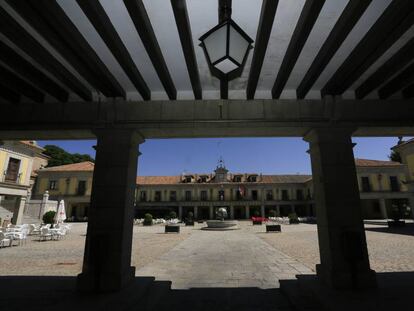 Plaza Mayor de Brunete (Madrid), con el Ayuntamiento de la localidad al fondo.