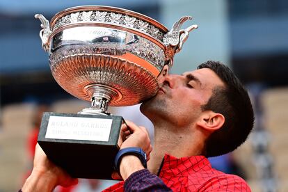 Djokovic besa la Copa de los Mosqueteros. 