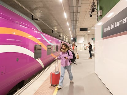 Llegada de los pasajeros del primer tren AVE de la compañía de bajo coste Avlo, este domingo procedente de Madrid a la estación Murcia del Carmen.