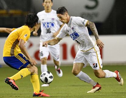 Fernando Torres (derecha), en un momento del partido frente a Vegalta Sendai.