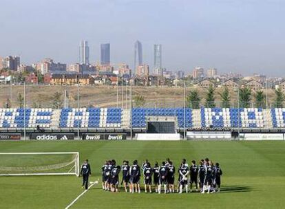 El técnico del Real Madrid, reunido con sus jugadores en Valdebebas