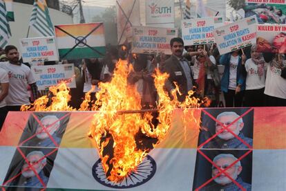 Un grupo de manifestantes queman una bandera india con imágenes del presidente durante una protesta para mostrar solidaridad con el pueblo de Cachemira en el Día de los Derechos Humanos, en Lahore (Pakistán). La protesta se realizó a cabo contra la controvertida decisión del Gobierno indio de despojar a Jammu y Cachemira de su autonomía.