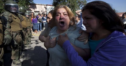 Familiares de reclusos esperan información, después de que un motín y posterior incendio dejara al menos 81 muertos en la cárcel de San Miguel en Santiago de Chile.