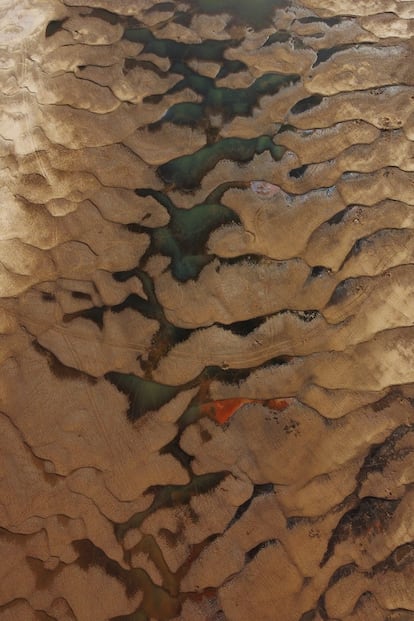A superfície do rio Paraná com pequenas lagoas em um de seus trechos.