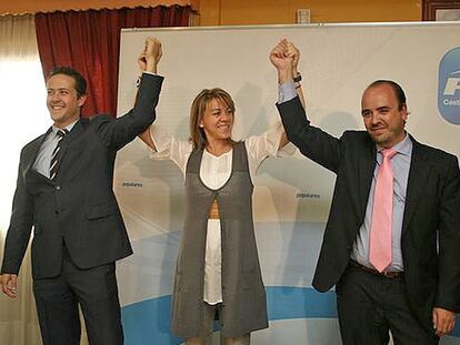 De Cospedal, flanqueada por Medina (derecha) y el <i>número uno</i> del PP en Seseña, Carlos Velázquez.