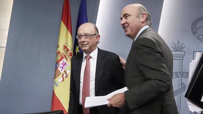 Los ministros de Hacienda, Cristóbal Montoro, y de Economía, Luis de Guindos