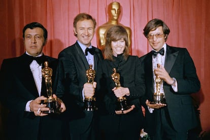 Desde la derecha, William Friedkin, premiado por su película 'Contra el imperio de la droga', junto a Jane Fonda, Gene Hackman y Philip D'Antoni, durante la ceremonia de los Óscar del año 1971. 