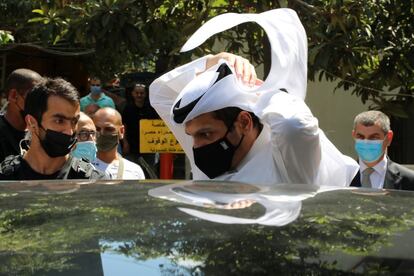 El ministro de Asuntos Exteriores de Qatar, Mohammed bin Abdulrahman Al Thani, se ajusta su turbante tras la reunión con su homólogo libanés, Charbel Wehbe, en Beirut (Libano).