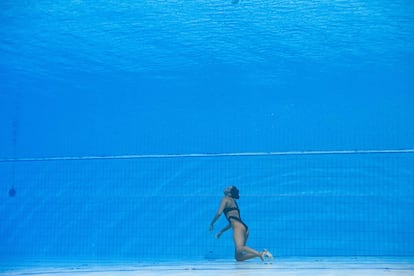  La estadounidense se queda en el fondo de la piscina sin muestras de reacción.