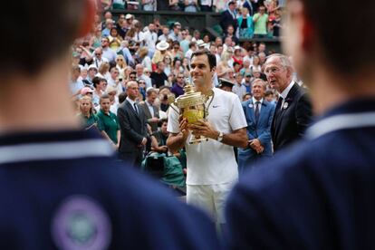 Roger Federer sujeta el trofeo de Wimbledon tras ganar la final ante Marin Cilic.