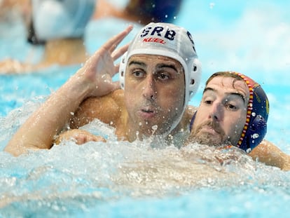 Miguel de Toro sufre el marcaje de Filip Jankovic, durante el partido.