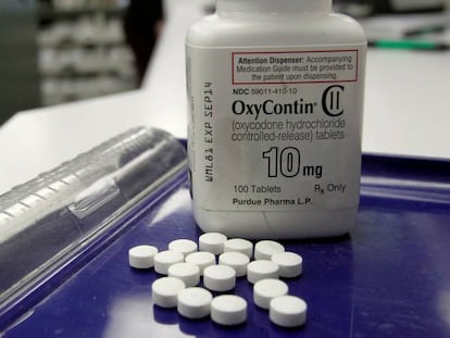 Un bote del opiáceo OxyContin en una farmacia de Estados Unidos