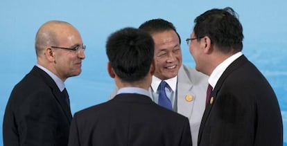 El viceprimer ministro turco, Mehmet Simsek, con los ministros de finanzas de China y Jap&oacute;n durante la cumbre del G-20.