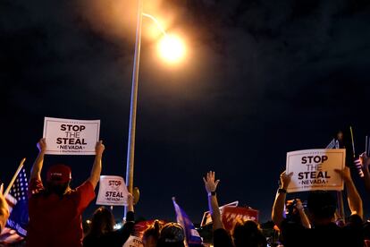 Partidarios de President Donald Trump protestan en Nevada con carteles que piden "Stop al robo". Con ese nombre también surgió un grupo de Facebook con cientos de miles de usuarios que la red decidió suprimir.