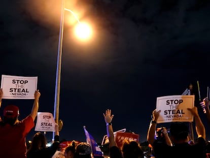 Partidarios de President Donald Trump protestan en Nevada con carteles que piden "Stop al robo". Con ese nombre también surgió un grupo de Facebook con cientos de miles de usuarios que la red decidió suprimir.