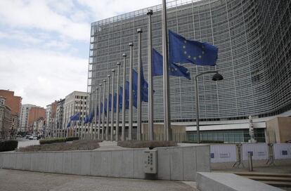 Vista de varias banderas a media asta en la sede de la Comisión Europea en Bruselas,.