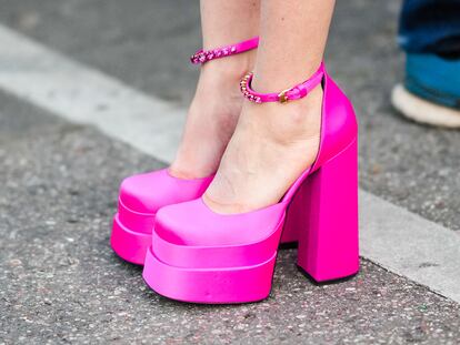 Los zapatos de plataforma de Versace que llevó Nicola Peltz en su boda.