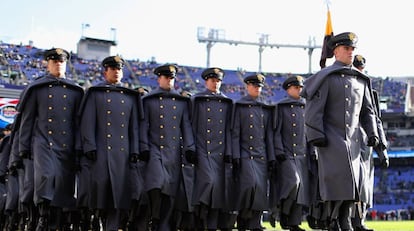 Cadetes del ejército antes del partido.