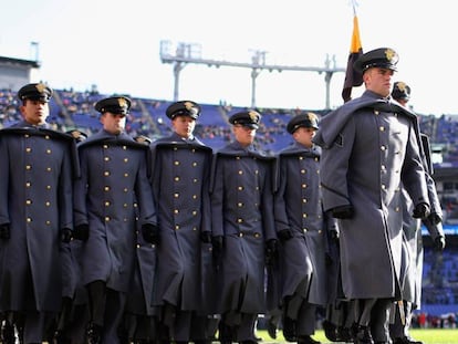 Cadetes del ejército antes del partido.