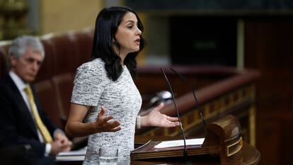 Inés Arrimadas, líder de Ciudadanos, interviene en el Congreso en el debate del estado de la nación: “Siete años y medio después, estamos en un debate del estado de la nación. Siete años y medio sin tener uno”, empieza Arrimadas. “Estamos en el debate de la nación, no en el debate del estado de la nación de naciones”, añade Arrimadas en el inicio de su intervención. 