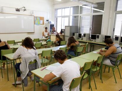 Alumnos durante un examen de recuperación en un instituto de Barcelona en septiembre de 2019.