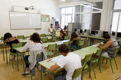 Interior de una de las aulas del IES Jaume Balmes en Barcelona durante un examen de recuperación de septiembre.