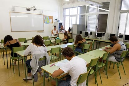 Alumnos durante un examen de recuperación en un instituto de Barcelona en septiembre de 2019.