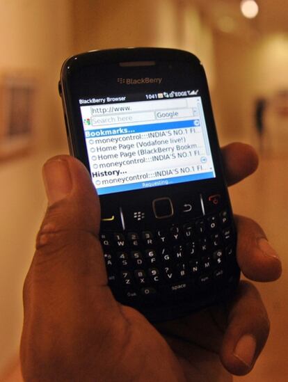 Un hombre muestra su BlackBerry  en Nueva Delhi
