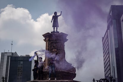 Un grupo de mujeres en la Glorieta de las mujeres que luchan