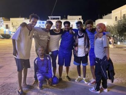 Los inmigrantes del ‘Open Arms’ relatan su odisea tras desembarcar en Lampedusa por orden del fiscal