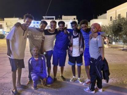 Los inmigrantes del ‘Open Arms’ relatan su odisea tras desembarcar en Lampedusa por orden del fiscal