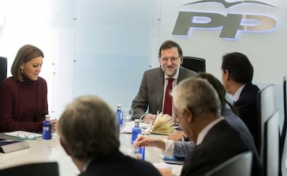 Prime Minister Mariano Rajoy meets with top aides on Monday at PP headquarters.