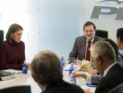 Prime Minister Mariano Rajoy meets with top aides on Monday at PP headquarters.