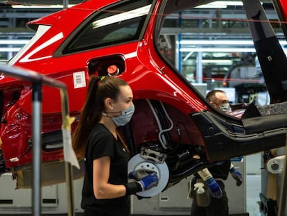 Trabajadores en la línea de montaje de la planta de Seat en Martorell (Barcelona).