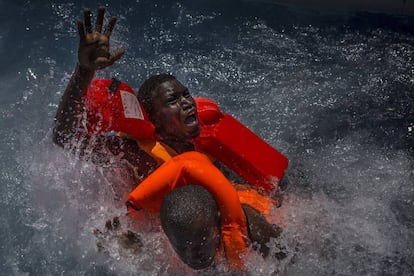 Foto feita pelo britânico Mathieu Willcocks, que ganhou o terceiro prêmio na categoria 'Noticias da Atualidade', mostra dois homens tentando sobreviver durante um resgate de um bote que naufragou na costa entre a Líbia e a Itália, em 2016. Ambos sobreviveram.