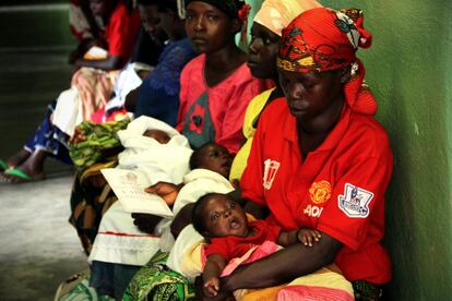 Un grupo de mujeres aguardan con sus bebés en el centro clínico de Mutumba, en el área de VIH. La prevención y sensibilización sobre el VIH es fundamental para evitar la transmisión de madre a niño. Burundi es un país de niños con unas tasas de fertilidad de más de seis niños por mujer.