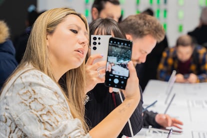 Jóvenes con teléfonos móviles durante el Mobile World Congress 2023.