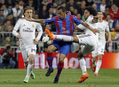 Marcelo y Modric presionan a Sergio Pinto