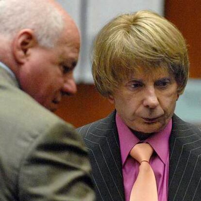 Phil Spector, de frente, conversa con su abogado, Bruce Cutler.