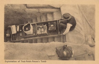 Vieja postal de la época del descubrimiento de la tumba de Tutankamón con Carter y Mace extrayendo objetos del sepulcro.