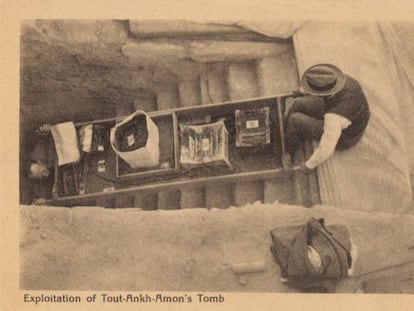 Vieja postal de la &eacute;poca del descubrimiento de la tumba de Tutankam&oacute;n con Carter y Mace extrayendo objetos del sepulcro.