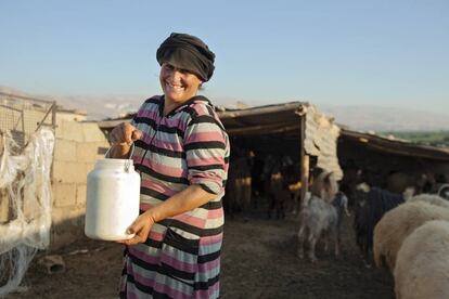 Habiba, pastora en el Líbano rural, atiende a su rebaño.