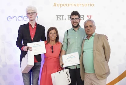 A Pablo Rodríguez Sánchez y Luis Díaz de la Guía por su entrevista a Patxi López, Presidente del Congreso. I.E.S. FIGUERAS PACHECO. Alicante. Posan con Juan Cruz, adjunto a la dirección de EL PAÍS.